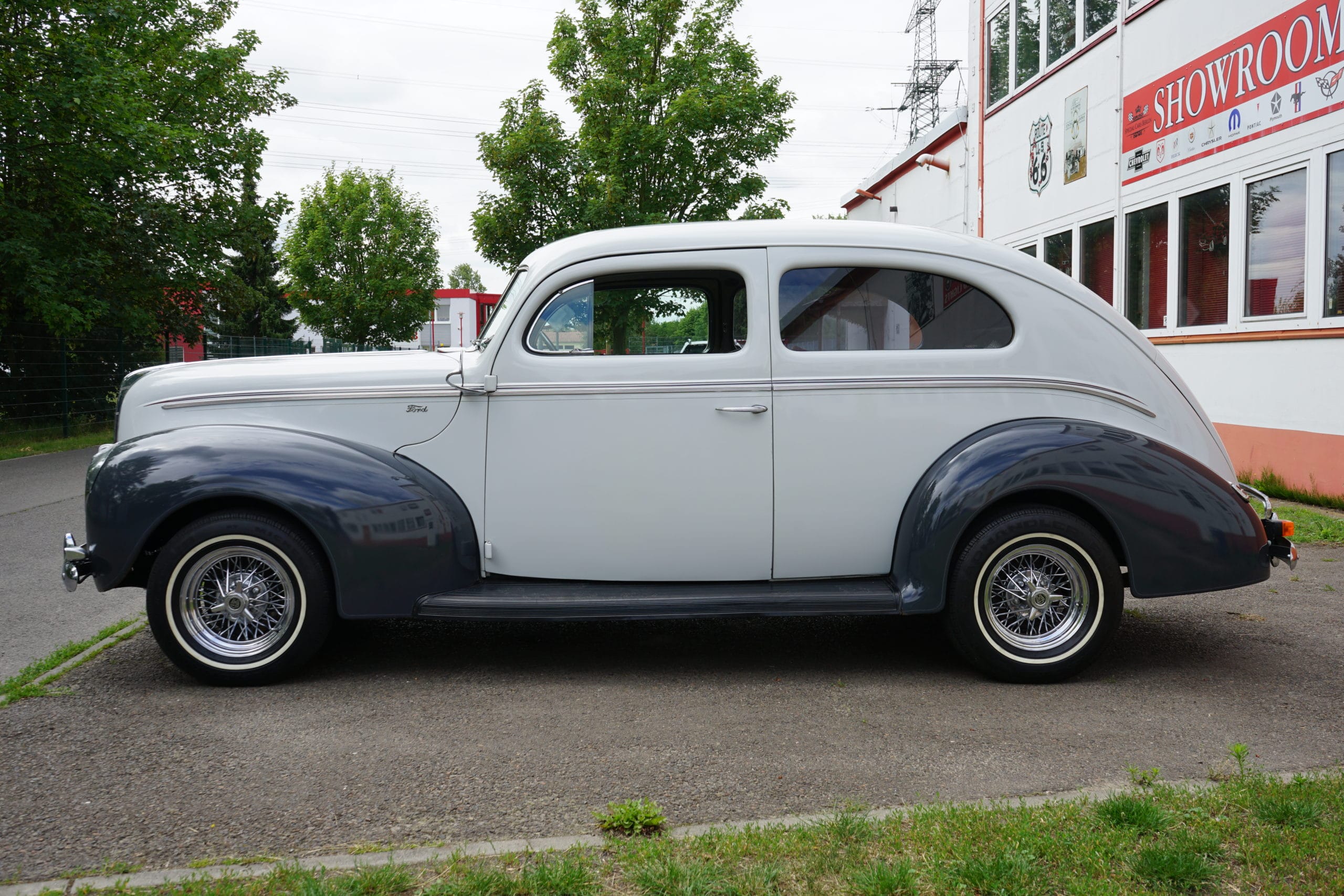 Ford Tudor Sedan Custom - Image 3
